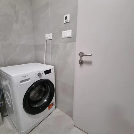 Zwirn New Free Parking Apartman *